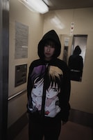 「School Days」とChillweebのコラボアパレル着用イメージ