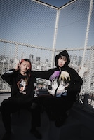 「School Days」とChillweebのコラボアパレル着用イメージ