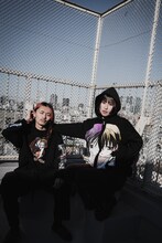 「School Days」バッドエンド詰め込んだロンTなど発売、着用イメージは屋上で撮影