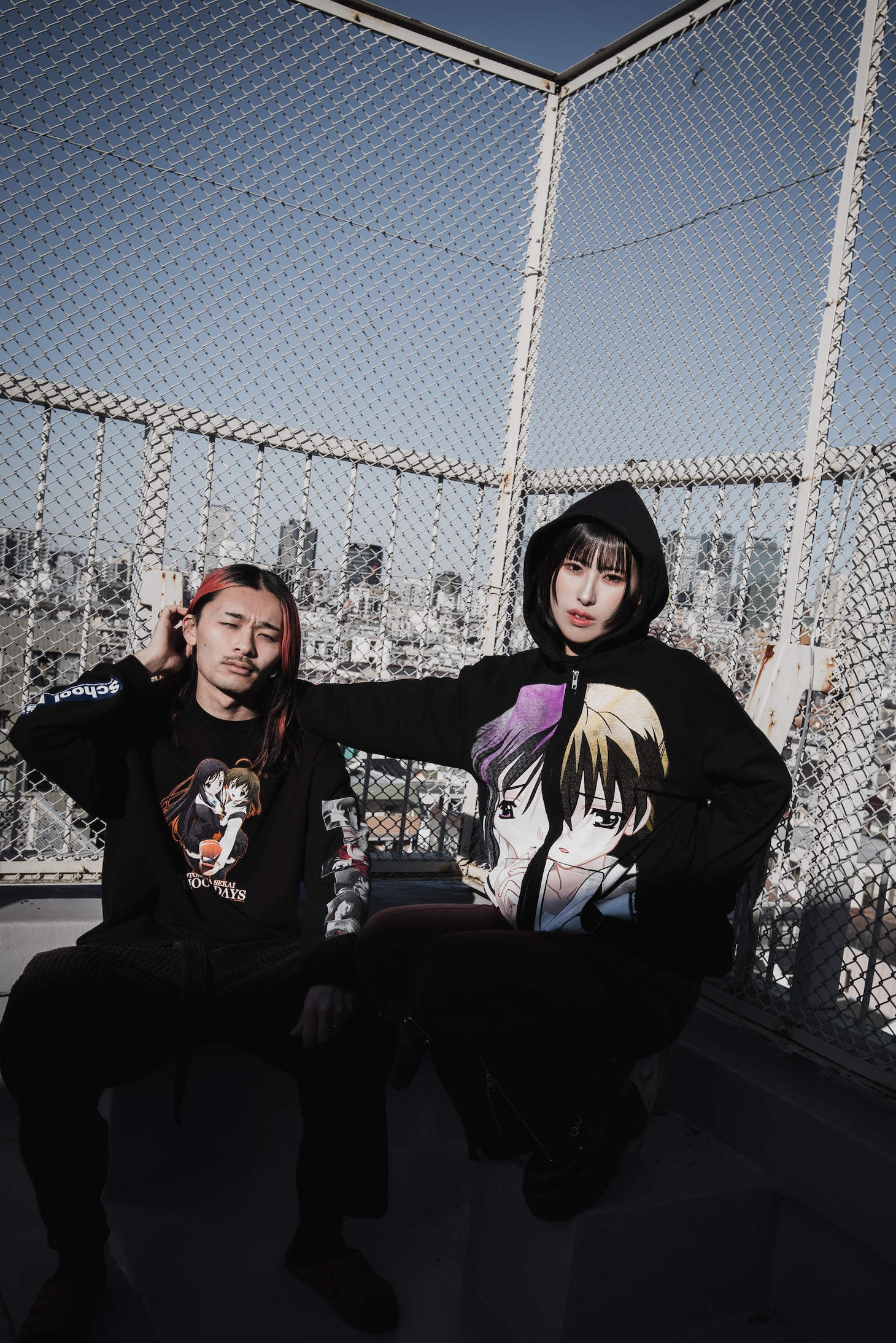 「School Days」バッドエンド詰め込んだロンTなど発売、着用イメージは屋上で撮影