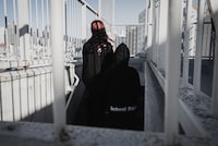 「School Days」とChillweebのコラボアパレル着用イメージ