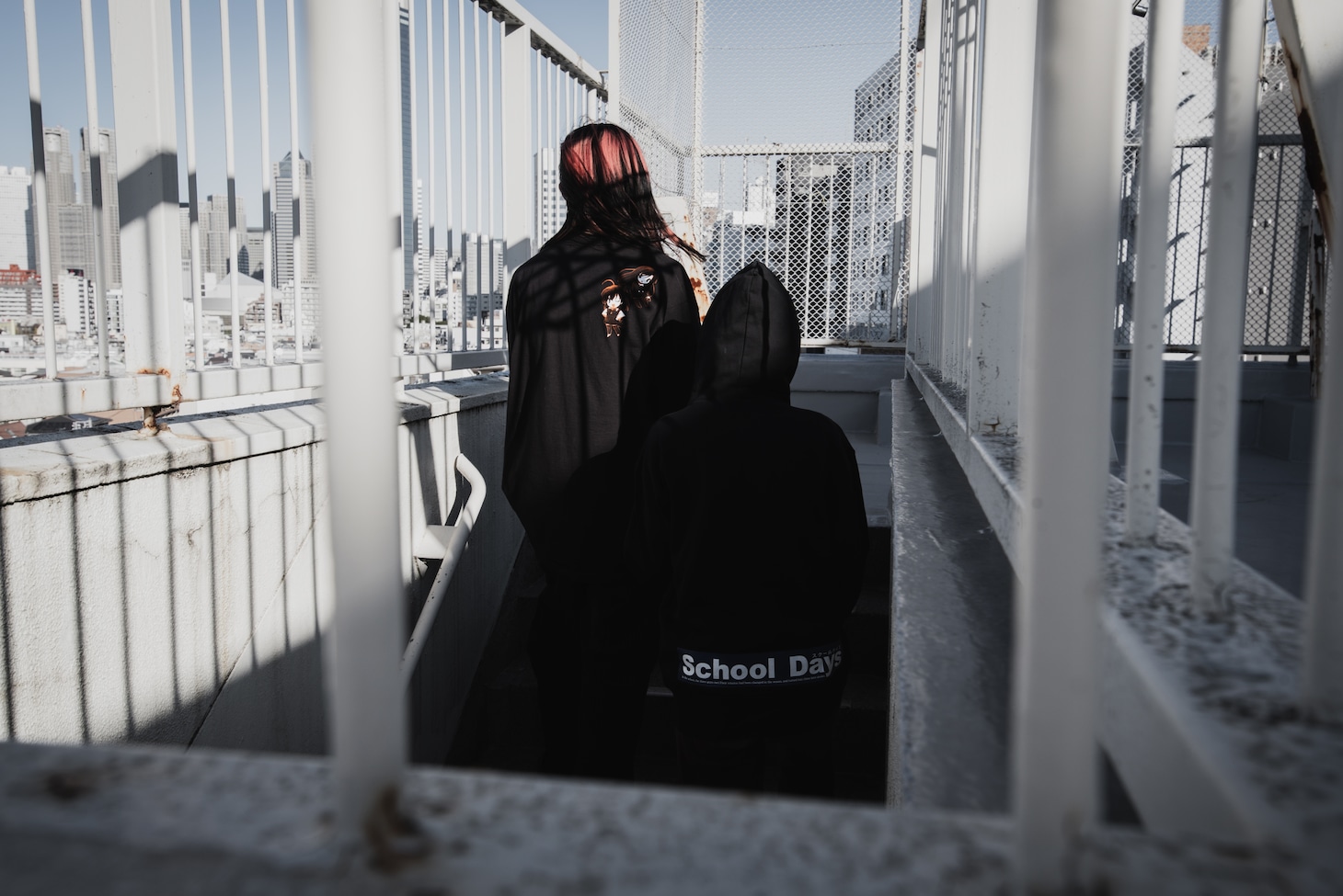 「School Days」とChillweebのコラボアパレル着用イメージ