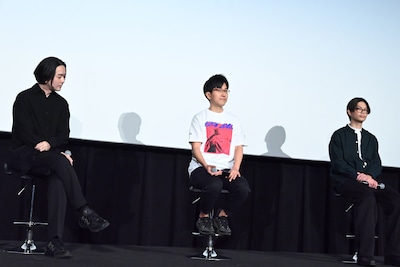 左から牛尾憲輔、𠮷原達矢監督、中園真登
