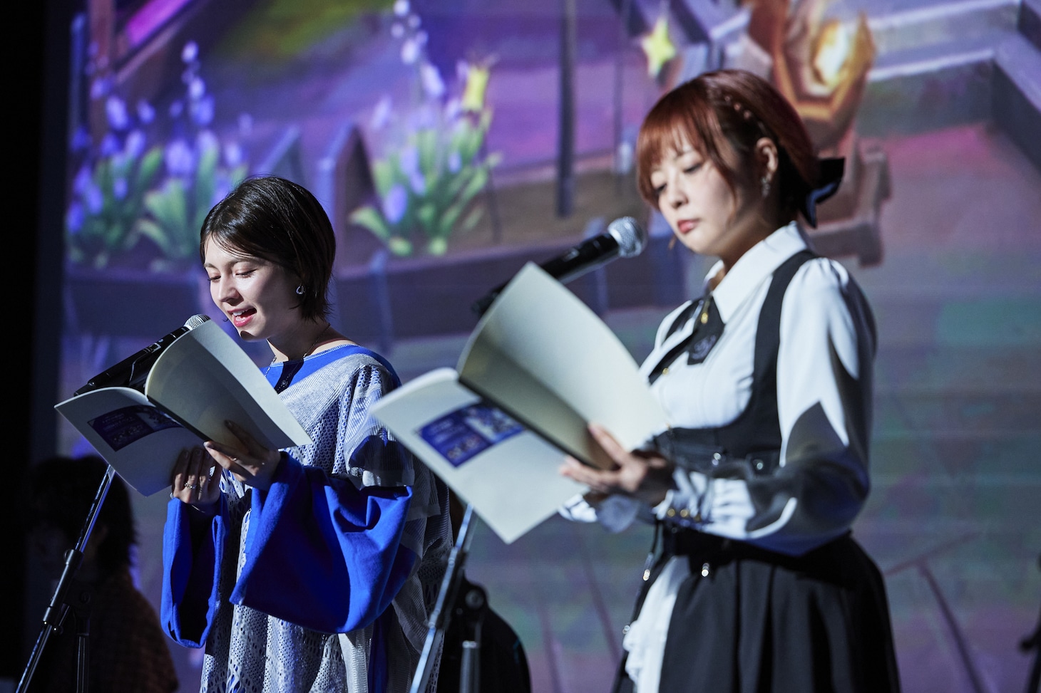 「原神Podcast テイワット放送局 ナド・クライ通信」公開収録の様子。左からLynn、本多真梨子