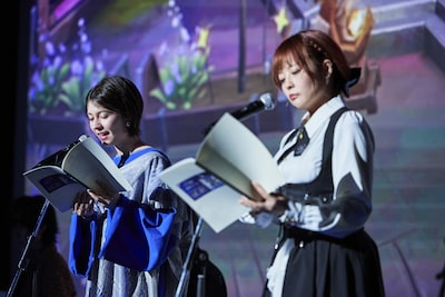 「原神Podcast テイワット放送局 ナド・クライ通信」公開収録の様子。左からLynn、本多真梨子