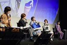 「原神Podcast テイワット放送局 ナド・クライ通信」公開収録の様子。左から前野智昭、村瀬歩、Lynn、本多真梨子、小林千晃