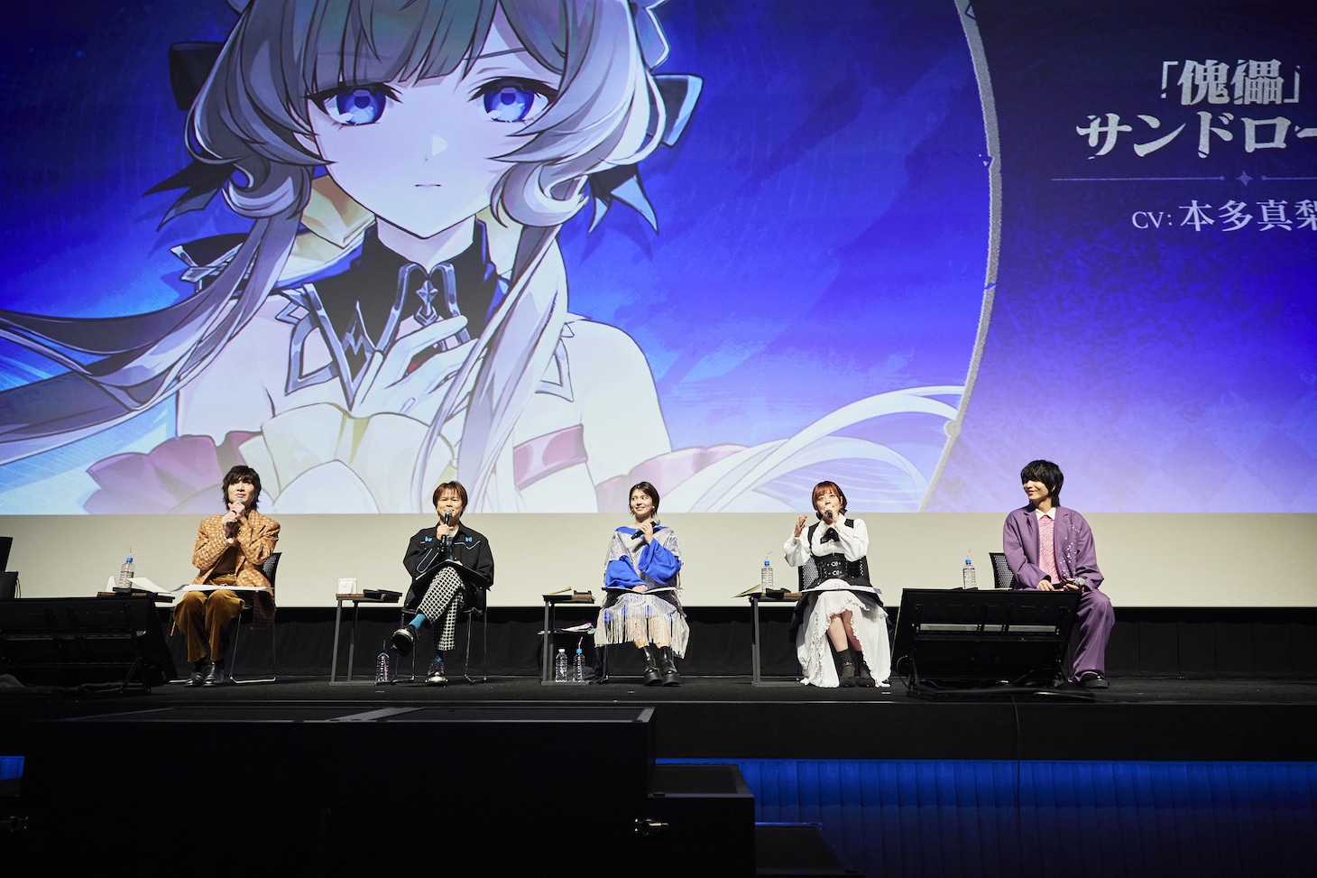 「原神Podcast テイワット放送局 ナド・クライ通信」公開収録の様子。左から前野智昭、村瀬歩、Lynn、本多真梨子、小林千晃