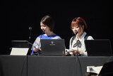 「原神Podcast テイワット放送局 ナド・クライ通信」公開収録の様子。左からLynn、本多真梨子
