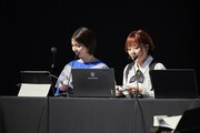 「原神Podcast テイワット放送局 ナド・クライ通信」公開収録の様子。左からLynn、本多真梨子