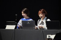 「原神Podcast テイワット放送局 ナド・クライ通信」公開収録の様子。左からLynn、本多真梨子