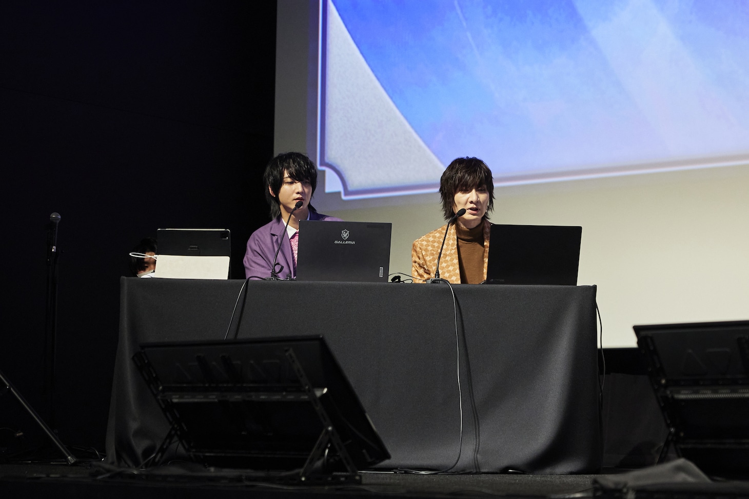 「原神Podcast テイワット放送局 ナド・クライ通信」公開収録の様子。左から小林千晃、前野智昭