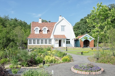 魔女の谷「オキノ邸」(c) Studio Ghibli