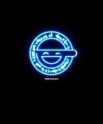 「DEEP DIVE / 攻殻機動隊S.A.C. × GEEKS RULE SILKSCREEN T SHIRT」のフロントにデザインされた笑い男のマーク