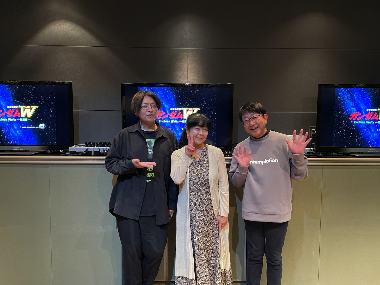 左から緑川光（ヒイロ・ユイ役）、関俊彦（デュオ・マックスウェル役）、折笠愛（カトル・ラバーバ・ウィナー役）