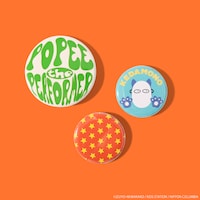 ケダモノのニットキャップに付属する缶バッチ