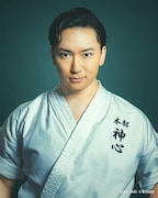 日向野祥扮する愚地克巳