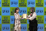 女性部門受賞作「おひとり様には慣れましたので。婚約者放置中！」への授賞シーン。右は一迅社の矢田部未来