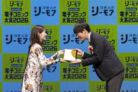 女性部門受賞作「ベル・プペーのスパダリ婚約～『好みじゃない』と言われた人形姫、我慢をやめたら皇子がデレデレになった。実に愛い！～」の授賞シーン。右はスクウェア・エニックスの辰井宏城