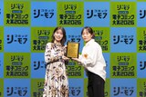 大賞作品「継母の心得」の受賞シーン。右は作者のほおのきソラ