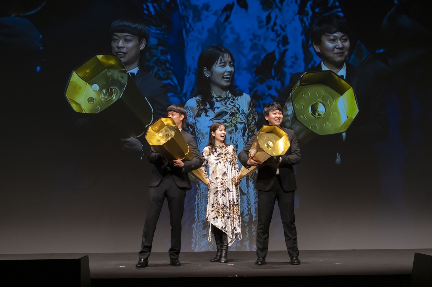 特大クラッカーを鳴らす前の小芝風花とバッテリィズ