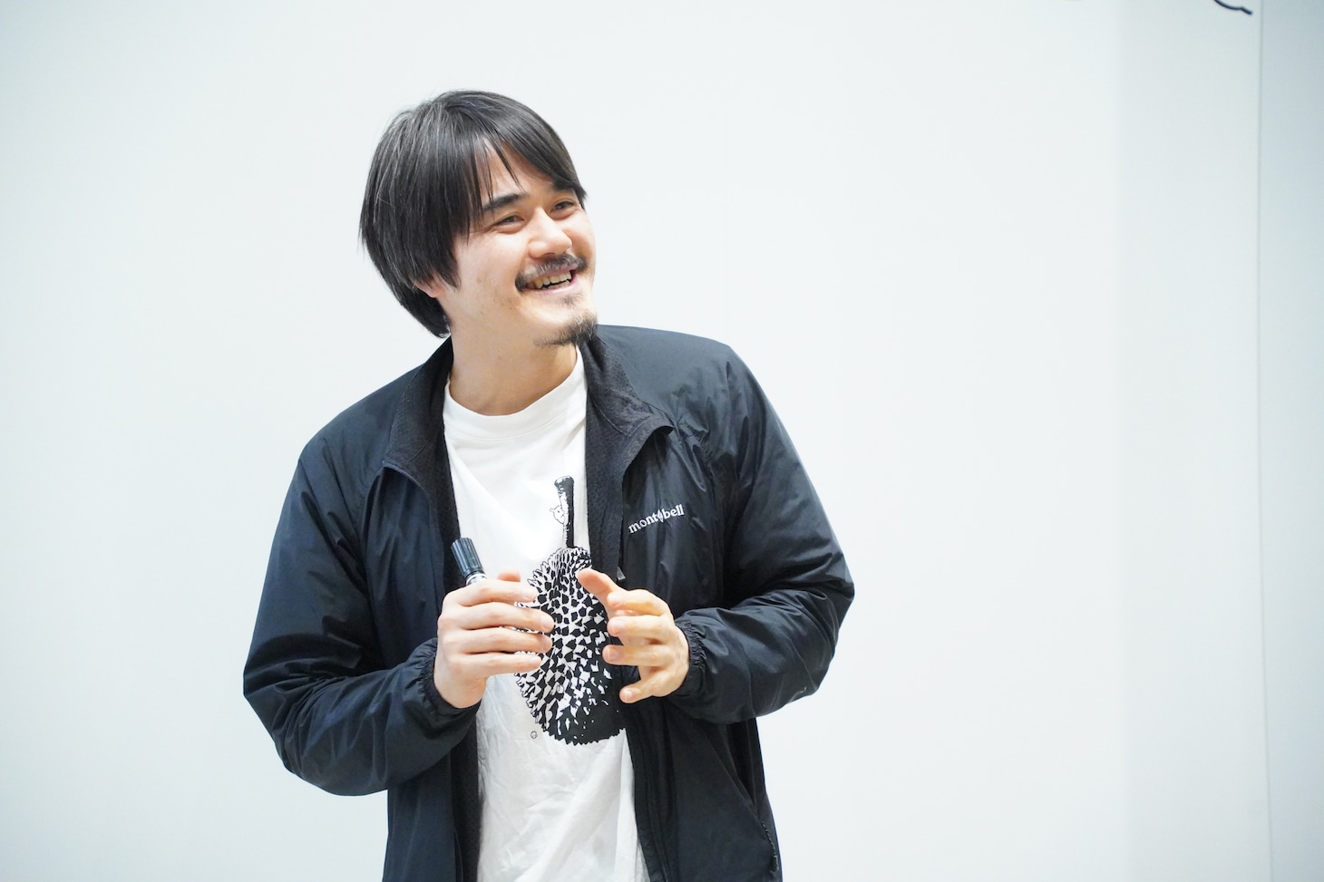 「背中と、顔が見えるほう、どっちがいいですか？」と尋ねる押山監督