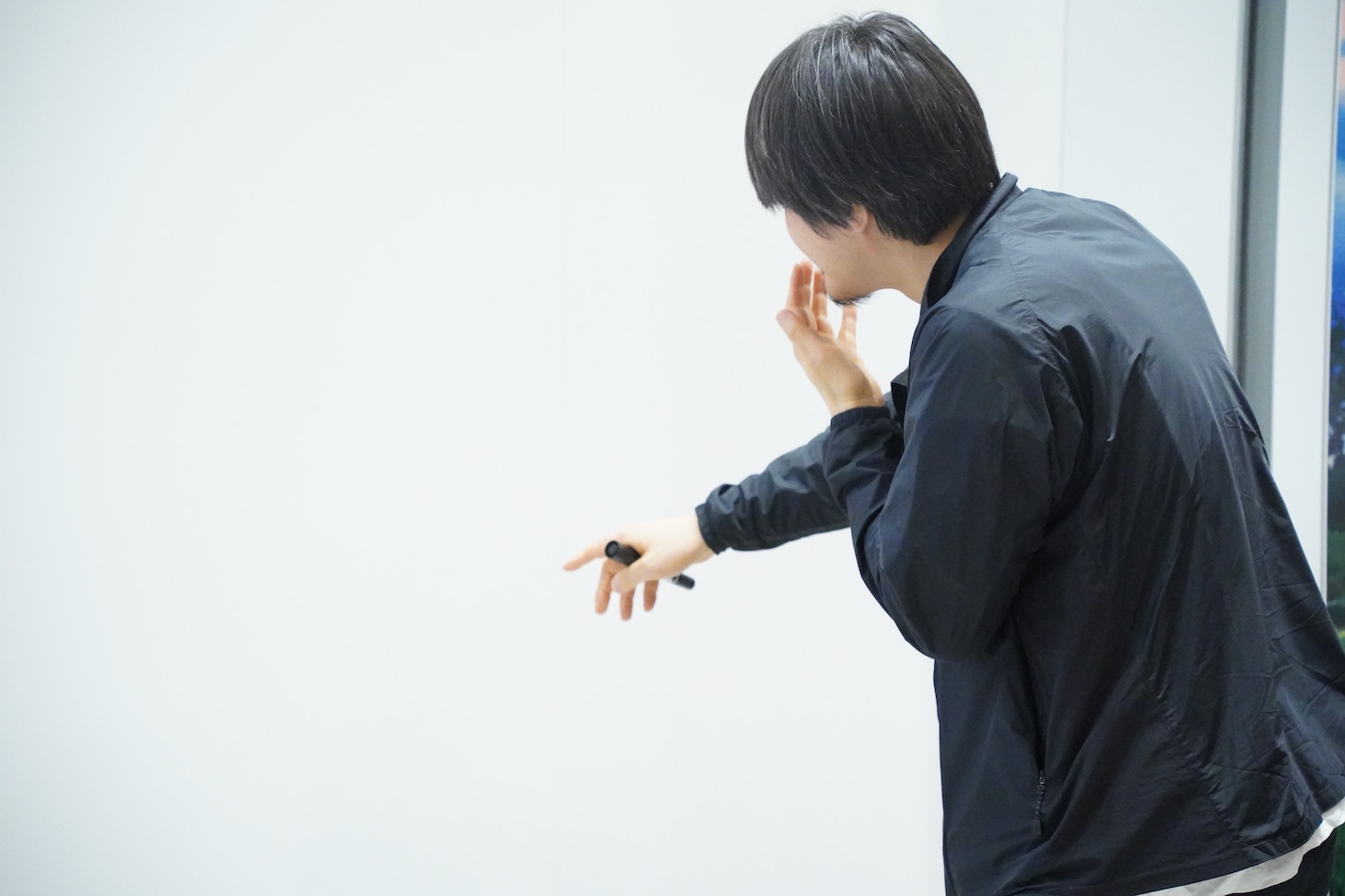 押山監督のライブドローイングの様子。描き始める前に慎重に壁と向き合う