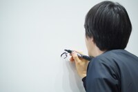 押山監督のライブドローイングの様子。まず最初に描き始めたのは藤本の目元