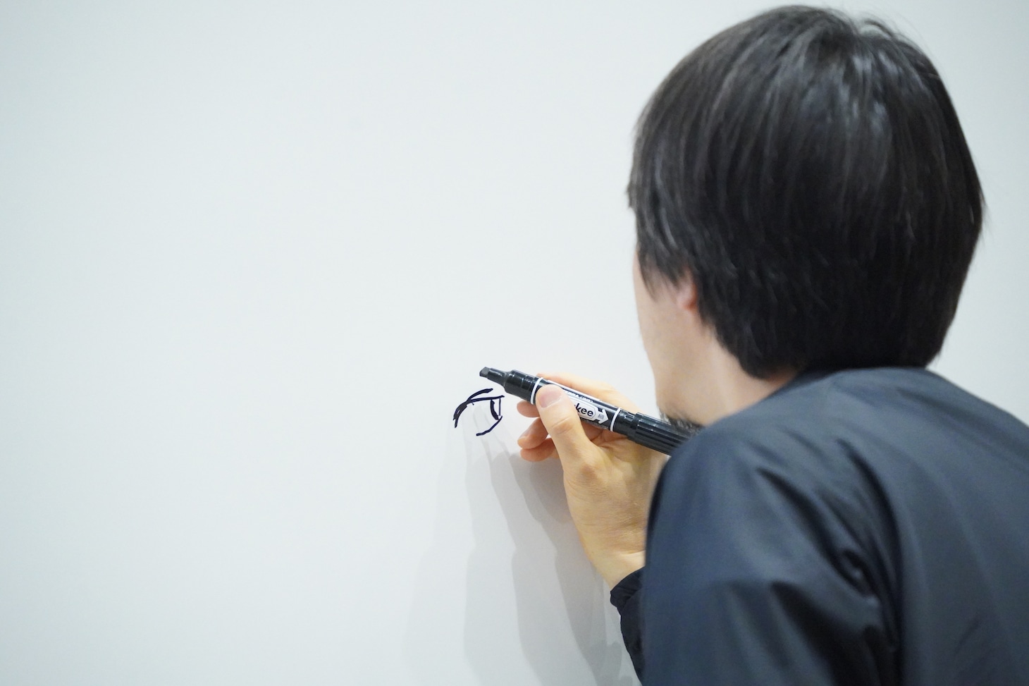 押山監督のライブドローイングの様子。まず最初に描き始めたのは藤本の目元