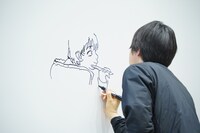 押山監督のライブドローイングの様子