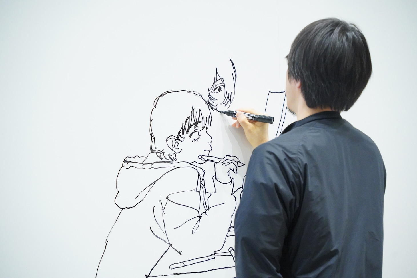 押山監督のライブドローイングの様子。京本も同じく目元から描き始めた