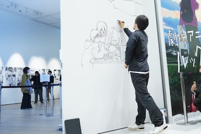 押山監督のライブドローイングの様子