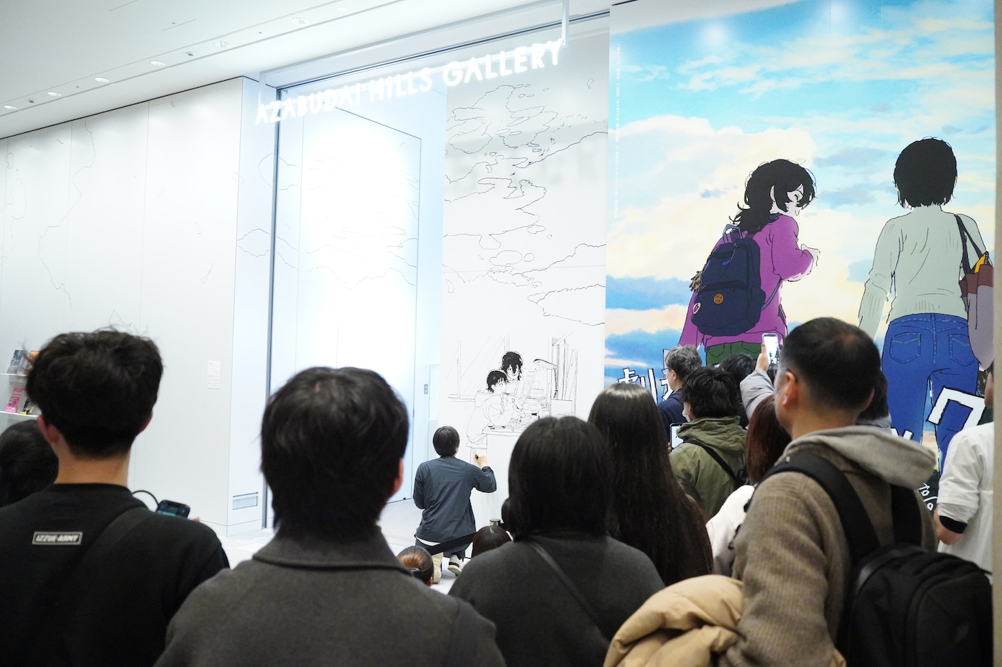 押山監督のライブドローイングの様子。会場には多くのファンが集まった