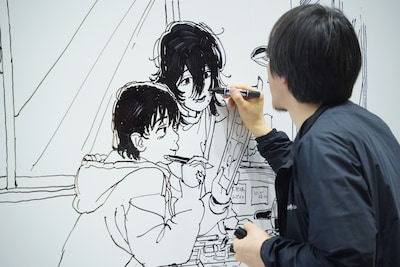 押山監督のライブドローイングの様子