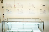 「ユリ熊嵐展-10th anniversary-」会場内の様子。壁面には制作前の企画書、ケース内には原画が展示されている