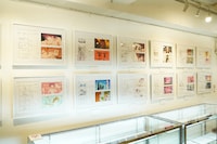 「ユリ熊嵐展-10th anniversary-」会場内の様子。各エピソードの名場面と絵コンテが並ぶ