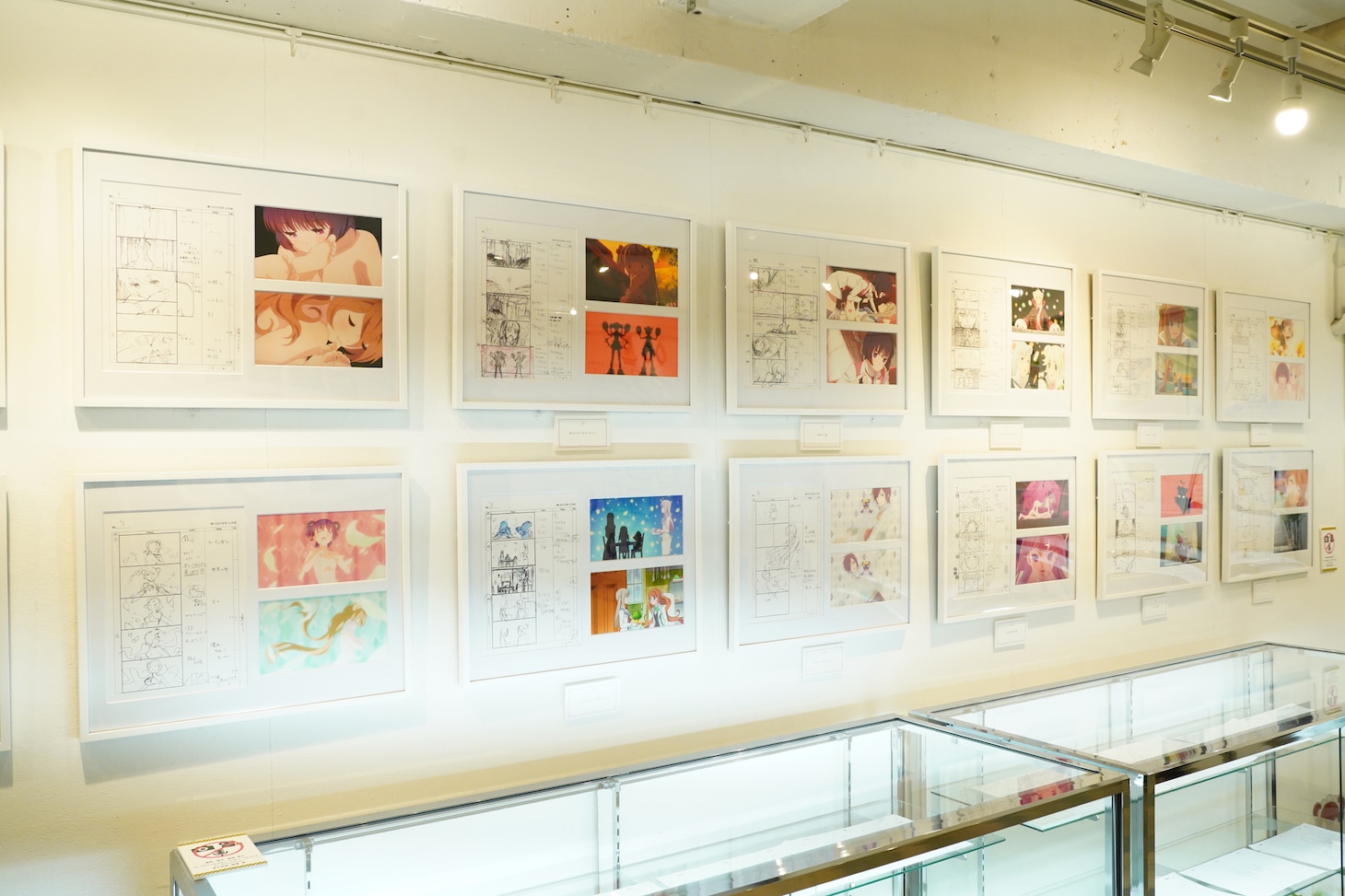 「ユリ熊嵐展-10th anniversary-」会場内の様子。各エピソードの名場面と絵コンテが並ぶ