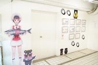 「ユリ熊嵐展-10th anniversary-」会場内の様子。奥にはさまざまなクマの設定画が並ぶ