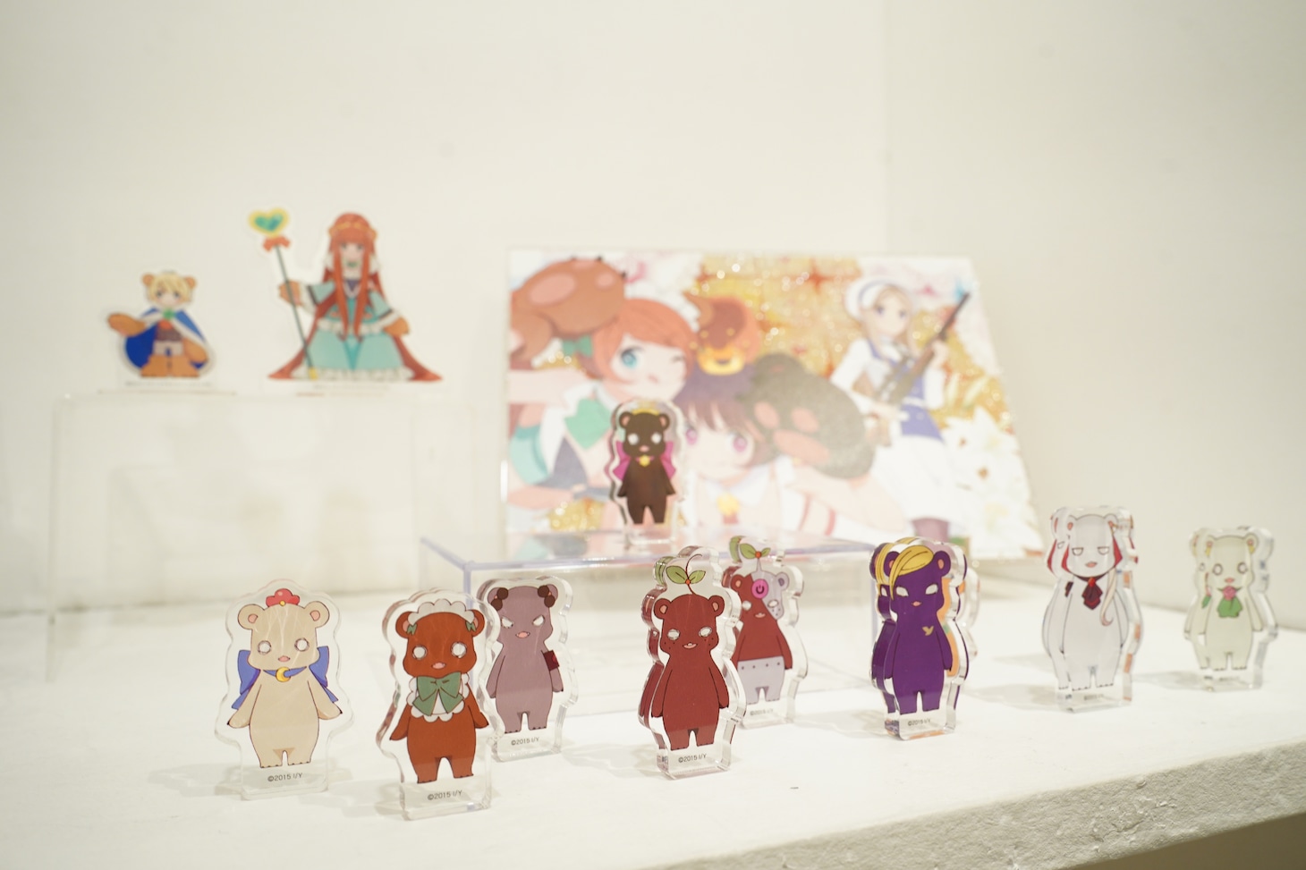 「ユリ熊嵐展-10th anniversary-」で販売されるグッズ。手前は「日替わりアクリルフィギュア」