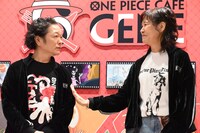 作中のウソップとロビンの一幕を再現する山口勝平と山口由里子