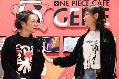 作中のウソップとロビンの一幕を再現する山口勝平と山口由里子