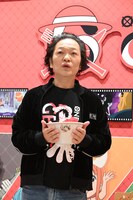 「麦わらラーメンどんぶり」を紹介する山口勝平