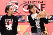 アクリルキーホルダーを紹介する山口由里子