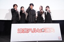 劇場版「涼宮ハルヒの消失」リバイバル公開記念舞台挨拶の様子。左から小野大輔、茅原実里、杉田智和、平野綾、後藤邑子