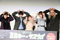 舞台挨拶の登壇者。左から亀山陽平監督、小野賢章、寺澤百花、小松未可子、ロバート・ウォーターマン