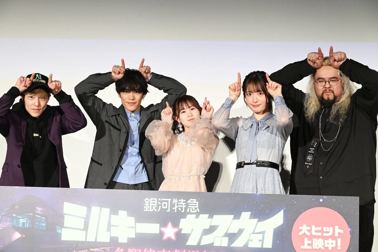 舞台挨拶の登壇者。左から亀山陽平監督、小野賢章、寺澤百花、小松未可子、ロバート・ウォーターマン