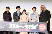 舞台挨拶の登壇者。左から亀山陽平監督、小野賢章、寺澤百花、小松未可子、ロバート・ウォーターマン
