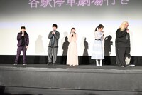 舞台挨拶の登壇者。左から亀山陽平監督、小野賢章、寺澤百花、小松未可子、ロバート・ウォーターマン