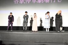 舞台挨拶の登壇者。左から亀山陽平監督、小野賢章、寺澤百花、小松未可子、ロバート・ウォーターマン