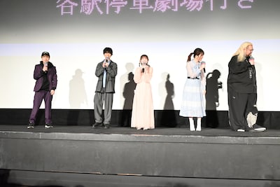 舞台挨拶の登壇者。左から亀山陽平監督、小野賢章、寺澤百花、小松未可子、ロバート・ウォーターマン