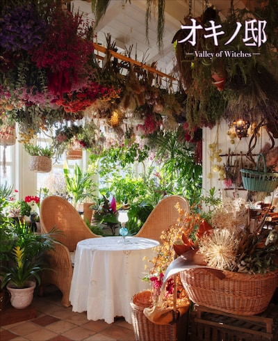 「オキノ邸 公式パンフレット」(c) 1989 Eiko Kadono/Hayao Miyazaki/Studio Ghibli, N (c) 2026 Studio Ghibli